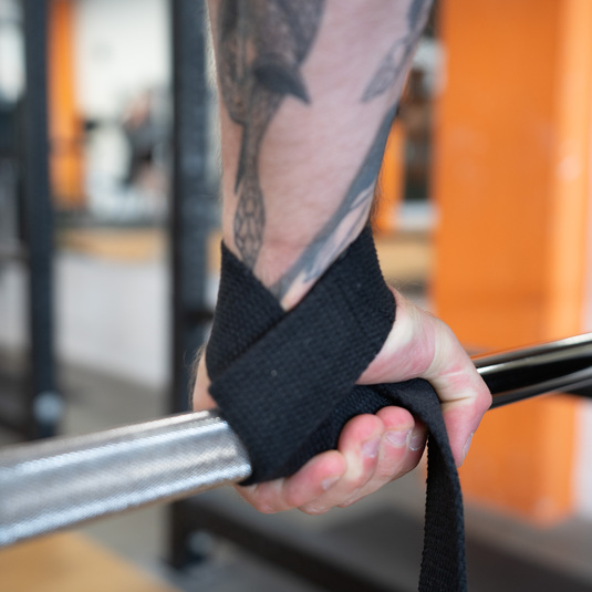 Zughilfen von TNT an der Langhantel